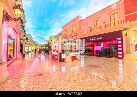 Doha, Qatar - 21 Febbraio 2019: all'interno del Villaggio Mall, un centro commerciale nella zona di aspirare tra Hyatt Plaza e la città dello sport. Marchi di lusso, costoso Foto Stock