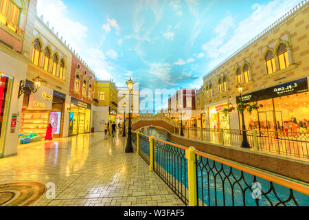 Doha, Qatar - 21 Febbraio 2019: venezia canal nel Villaggio Mall, il centro commerciale nella zona di aspirano. Marchi di lusso, negozi costosi e negozi esclusivi Foto Stock