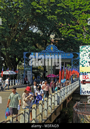 Mae Sai, Chiang Rai / Tailandia - 31 ottobre 2009: persone attraversando il ponte di confine tra Mae Sai e tachilek in Myanmar Foto Stock