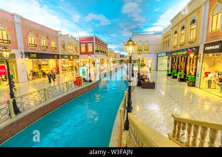 Doha, Qatar - 21 Febbraio 2019: venezia canal nel Villaggio Mall, un centro commerciale nella zona di aspirano. Marchi di lusso, negozi costosi e negozi esclusivi Foto Stock