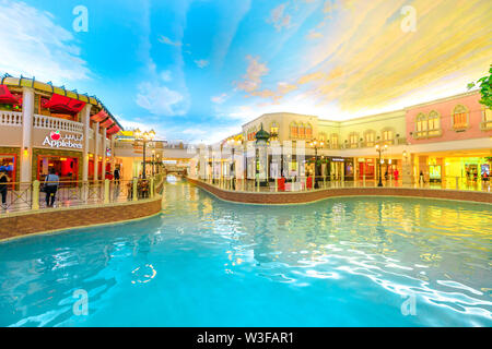 Doha, Qatar - 21 Febbraio 2019: laguna di Venezia in Villaggio Mall, un centro commerciale nella zona di aspirano. Marchi di lusso, costosi negozi e le esclusive Foto Stock