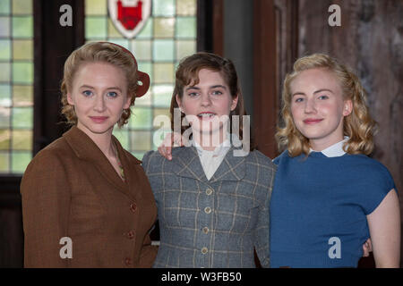 Anna Maria Mühe, Vanessa Loibl, Elisa Schlott beim Fototermin am impostare von "Unsere wunderbaren Jahre" auf Schloss Burg. Solingen, 03.07.2019 Foto Stock