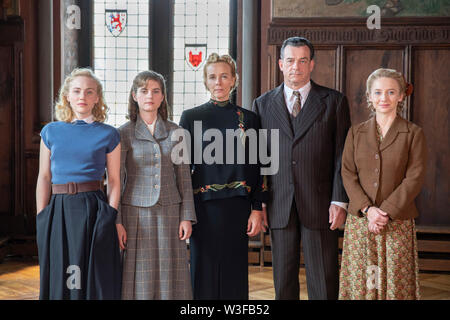 Elisa Schlott, Vanessa Loibl, Katja Riemann, Thomas Sarbacher, Anna Maria Mühe beim Fototermin am impostare von "Unsere wunderbaren Jahre" auf Schloss Burg. Foto Stock