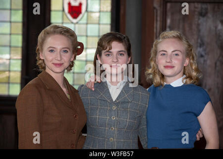 Anna Maria Mühe, Vanessa Loibl, Elisa Schlott beim Fototermin am impostare von "Unsere wunderbaren Jahre" auf Schloss Burg. Solingen, 03.07.2019 Foto Stock