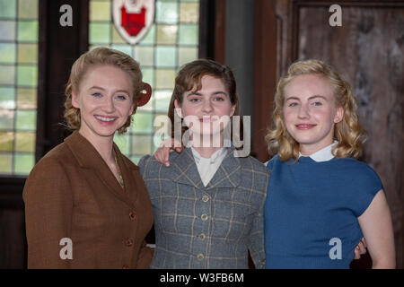 Anna Maria Mühe, Vanessa Loibl, Elisa Schlott beim Fototermin am impostare von "Unsere wunderbaren Jahre" auf Schloss Burg. Solingen, 03.07.2019 Foto Stock