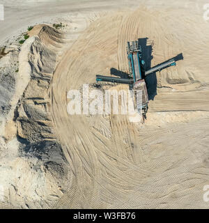 Vista aerea della macchina di lavorazione, l'estrattore, in una cava di sabbia Foto Stock