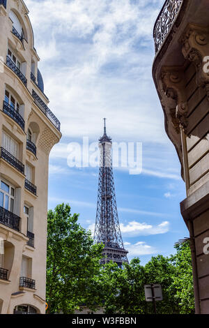 Torre Eiffel come visto dalla Piazza Rapp - Parigi, Francia Foto Stock