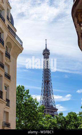 Torre Eiffel come visto dalla Piazza Rapp - Parigi, Francia Foto Stock