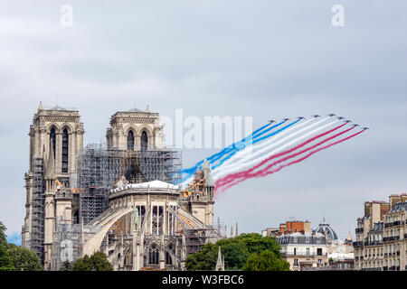 Il giorno della Bastiglia velivoli Parade su Notre Dame de Paris Foto Stock