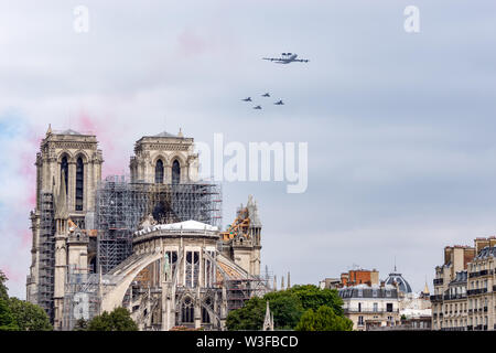 Il giorno della Bastiglia velivoli Parade su Notre Dame de Paris Foto Stock