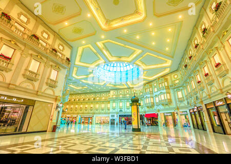 Doha, Qatar - 21 Febbraio 2019: marchi di lusso, negozi costosi e i negozi esclusivi di Doha shopping mall. Villaggio Mall è un centro commerciale in Foto Stock