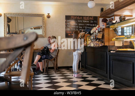 A Belgrado, in Serbia, 13 Luglio 2019: i clienti in una delle pasticcerie a Zemun Foto Stock