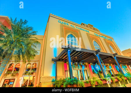 Doha, Qatar - 18 Febbraio 2019: vista dal basso del ristorante arabo Yasmine Palace sulla corniche marina in Porto Saudita all'Pearl-Qatar, artificiale Foto Stock