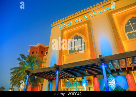 Doha, Qatar - 18 Febbraio 2019: facciata del ristorante arabo Yasmine Palace sulla corniche marina lungomare di Porto Saudita all'Pearl-Qatar, artificiale Foto Stock