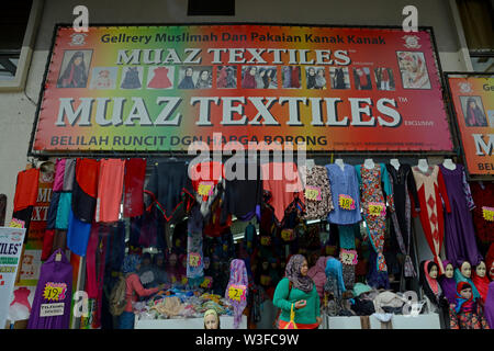 Kuala Lumpur, Malesia - 25 dicembre 2014: un centro storico negozio di vendita tradizionali di donne islamiche vestiti Foto Stock