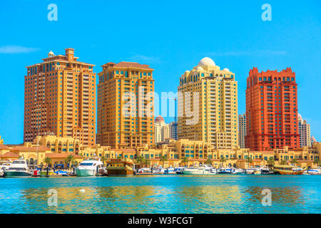 Doha, Qatar - 18 Febbraio 2019: lussuosi edifici residenziali skyline intorno a Marina Bay, Porto saudita presso il Pearl Qatar. Golfo persico nel Foto Stock