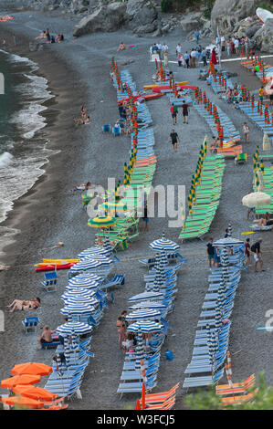 Positano (Salerno) Italia. La spiaggia in un affollato giorno Foto Stock