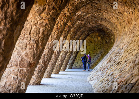 Barcellona, Spagna - 5 Ottobre 2018: percorso colonnate sotto la collina di Park Güell di Gaudi edificio d'arte e del parco. Foto Stock