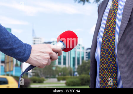 Giornalista rende media intervista a imprenditore o politico Foto Stock