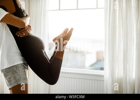 L'uomo solleva la sua ragazza come loro abbraccio. Foto Stock