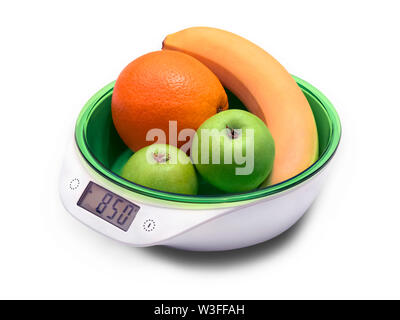 La pesatura di frutta per la dieta sulle bilance elettroniche. isolato su bianco Foto Stock
