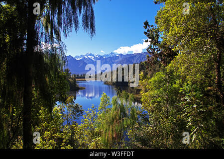 Trekking intorno al lago Specchio sulla South Island, in Nuova Zelanda Foto Stock