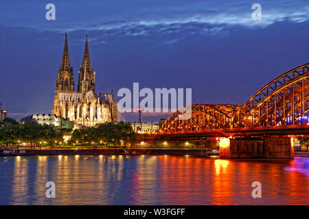 La cattedrale di Colonia e dal fiume Reno ponte ferroviario, Germania. Foto Stock