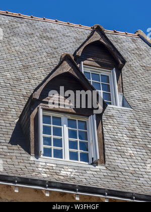 Finestre Dormer su ripidi spioventi del tetto di ardesia - Tours, Francia. Foto Stock