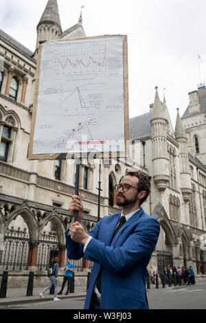 Ambiente e cambiamenti climatici manifestanti blocco Fleet Street al primo giorno di una settimana di country-wide proteste utilizzando cinque battelli per fermare il traffico in Cardiff, Glasgow, Bristol, Leeds, e Londra, il 15 luglio 2019, a Londra, in Inghilterra. Il gruppo sta chiedendo al governo di dichiarare una emergenza climatica, dicendo che era inizio un corso di cinque giorni 'Summer uprising " e che " Ecocide' dovrebbe essere un reato penale in diritto. Foto Stock