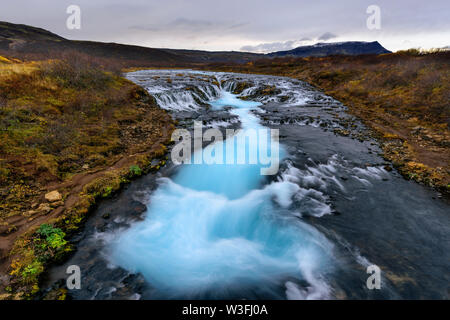 Paesaggio di Bruarfoss cascata in Islanda al tramonto. Bruarfoss famoso monumento naturale destinazione turistica e luogo. Viaggi e concetto naturale del Foto Stock