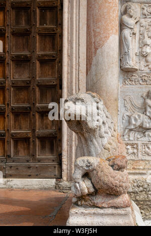 Statua di un leone all'ingresso della Basilica di San Zeno in Verona, Italia Foto Stock