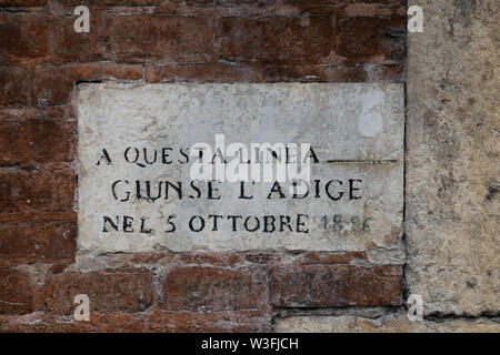 Pietra su una parete che segna il livello del fiume Adige a Verona nell ottobre 1886 Foto Stock