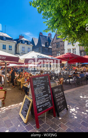 I turisti che occupano i caffè e i ristoranti nel centro della piazza Plumereau, Tours, Indre-et-Loire, Francia. Foto Stock