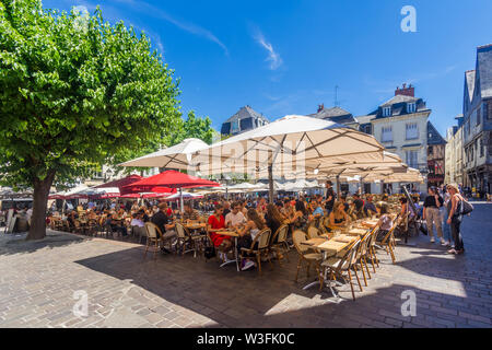 I turisti che occupano i caffè e i ristoranti nel centro della piazza Plumereau, Tours, Indre-et-Loire, Francia. Foto Stock