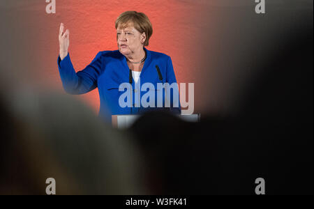 Dresden, Germania. Il 15 luglio 2019. Il cancelliere Angela Merkel (CDU) parla presso la rete delle donne riuniti nell'Albertinum. Un mese e mezzo prima della elezioni di stato della Sassonia, Merkel visiti la Siemens impianto nella città Neisse di Görlitz e la rete di donne riuniti nella capitale dello stato. Credito: Robert Michael/dpa-Zentralbild/dpa/Alamy Live News Foto Stock