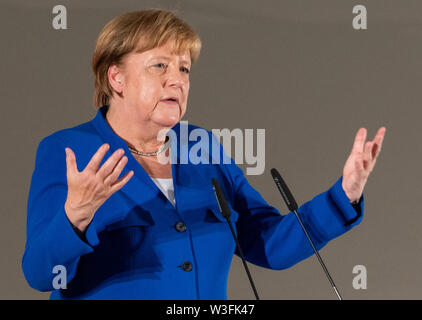 Dresden, Germania. Il 15 luglio 2019. Il cancelliere Angela Merkel (CDU) parla presso la rete delle donne riuniti nell'Albertinum. Un mese e mezzo prima della elezioni di stato della Sassonia, Merkel visiti la Siemens impianto nella città Neisse di Görlitz e la rete di donne riuniti nella capitale dello stato. Credito: Robert Michael/dpa-Zentralbild/dpa/Alamy Live News Foto Stock