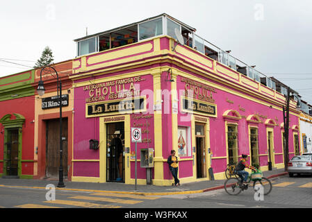 Dipinto luminoso edificio coloniale con ristorante messicano nel centro cittadino di Cholula, vicino a Puebla, in Messico. Giu 2019 Foto Stock