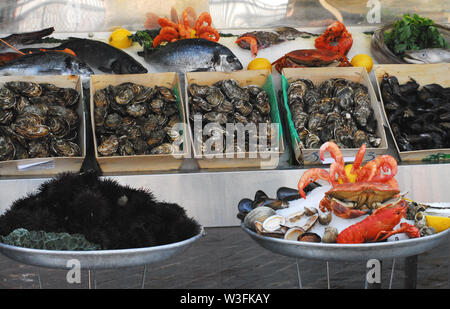 Una splendida presentazione di coloratissimi gourmet a base di pesce presso il mercato nel centro di Nizza, Francia. Foto Stock