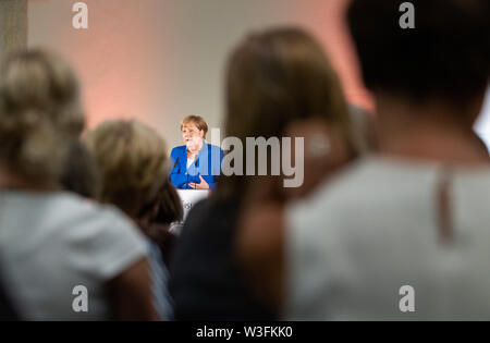 Dresden, Germania. Il 15 luglio 2019. Il cancelliere Angela Merkel (CDU) parla presso la rete delle donne riuniti nell'Albertinum. Un mese e mezzo prima della elezioni di stato della Sassonia, Merkel visiti la Siemens impianto nella città Neisse di Görlitz e la rete di donne riuniti nella capitale dello stato. Credito: Robert Michael/dpa-Zentralbild/dpa/Alamy Live News Foto Stock