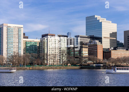 Boston Downtown paesaggio lungo il Fiume Charles con dall'alto edificio in città di Boston, MA, USA. Foto Stock