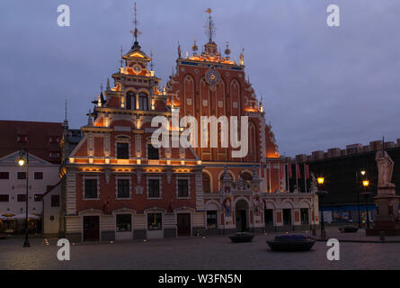 Edificio illuminato la cosiddetta Casa delle Teste Nere, Riga, Lettonia Foto Stock