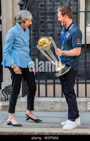 Londra, Regno Unito. Il 15 luglio 2019. Eoin Morgan, Inghilterra del capitano, mostra off la World Cup come il vittorioso di cricket visita Prime Minsiter Theresa Maggio al numero 10 di Downing Street. Credito: Guy Bell/Alamy Live News Foto Stock