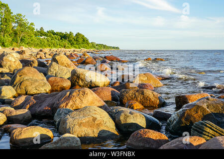 Costa rocciosa del Mar Baltico nel golfo di Riga Foto Stock