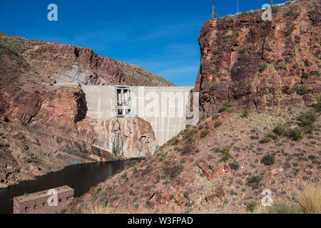 Theodore Roosevelt diga sul fiume di sale in Arizona Foto Stock