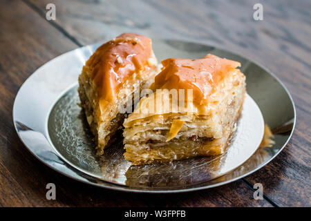 Il Baklava / casalinga stile Azerbajian con noci in lastra d'argento / Pakhlava / Baklawa. Dolce tradizionale. Foto Stock