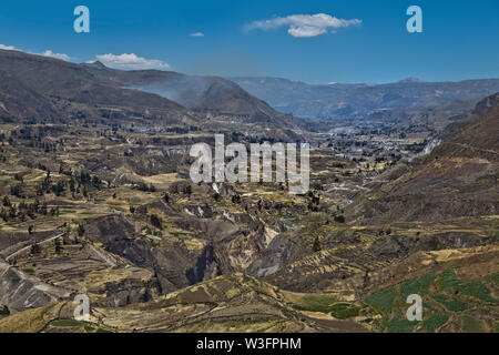 Il Canyon del Colca River nel sud del Perù, a nord-ovest di Arequipa. Foto Stock
