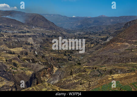 Il Canyon del Colca River nel sud del Perù, a nord-ovest di Arequipa. Foto Stock