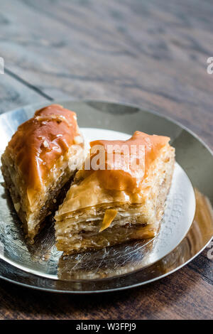 Il Baklava / casalinga stile Azerbajian con noci in lastra d'argento / Pakhlava / Baklawa. Dolce tradizionale. Foto Stock