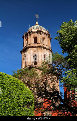 Zenea giardino. Jardin Zenea e il Tempio di San Francisco in Santiago de Querétaro, Qro, Messico. Foto Stock