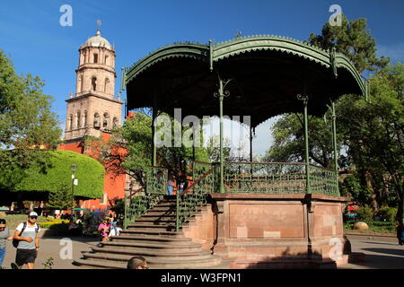 Zenea giardino. Jardin Zenea e il Tempio di San Francisco in Santiago de Querétaro, Qro, Messico. Foto Stock